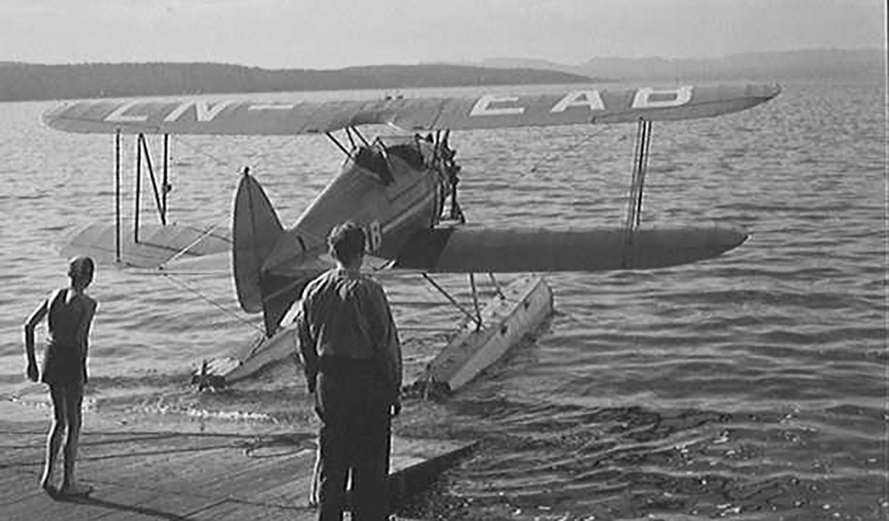Historisk bilde av sjøflyet WACO RNF LN-EAB på Ingierstrand i Oslo i 1937. Historic photo of the aircraft WACO RNF LN-EAB on Ingierstrand in Oslo 1937.