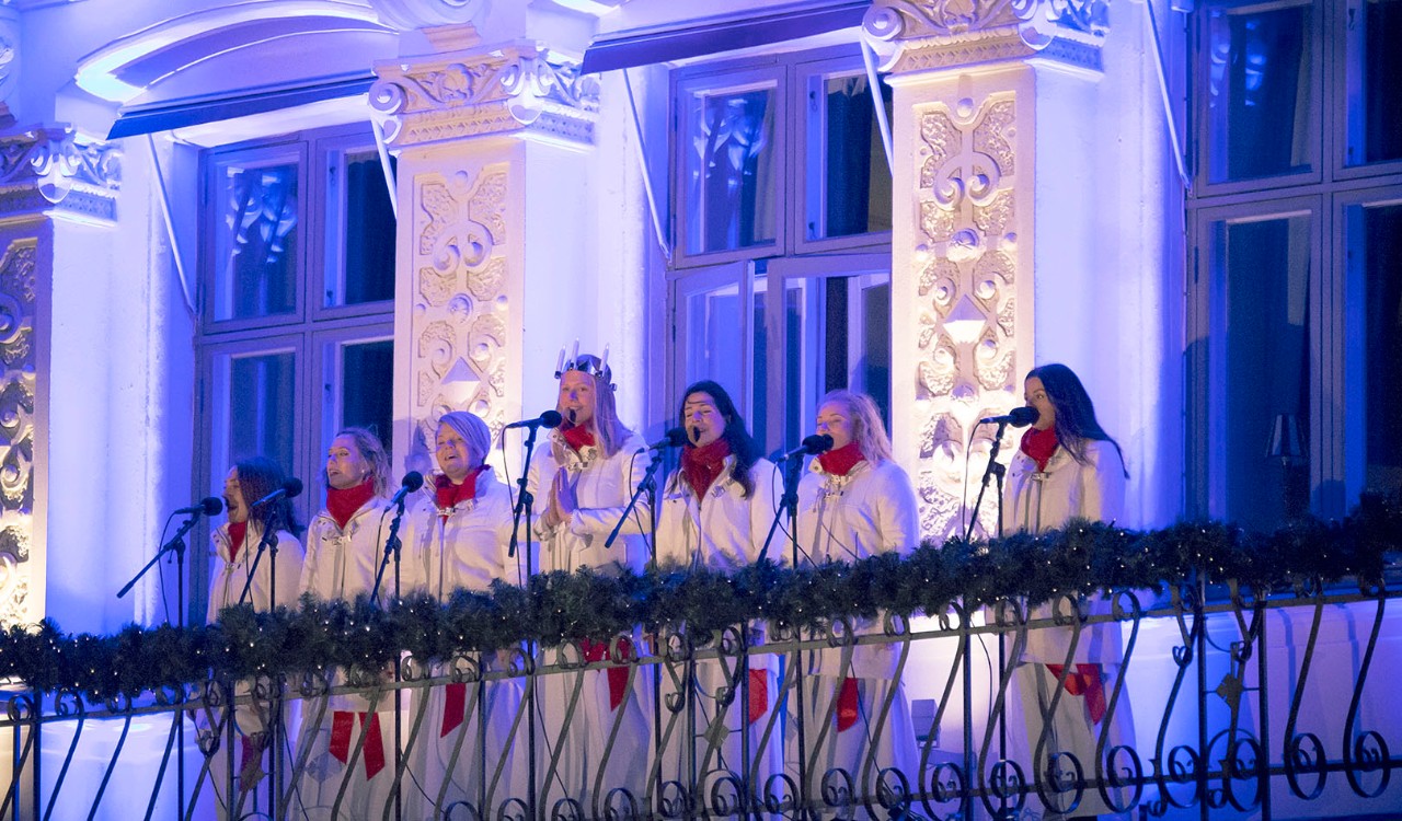 Traditional Lucia concert on the balcony of Hôtel Eggers in central Gothenburg during Gothenburg Christmas City.
