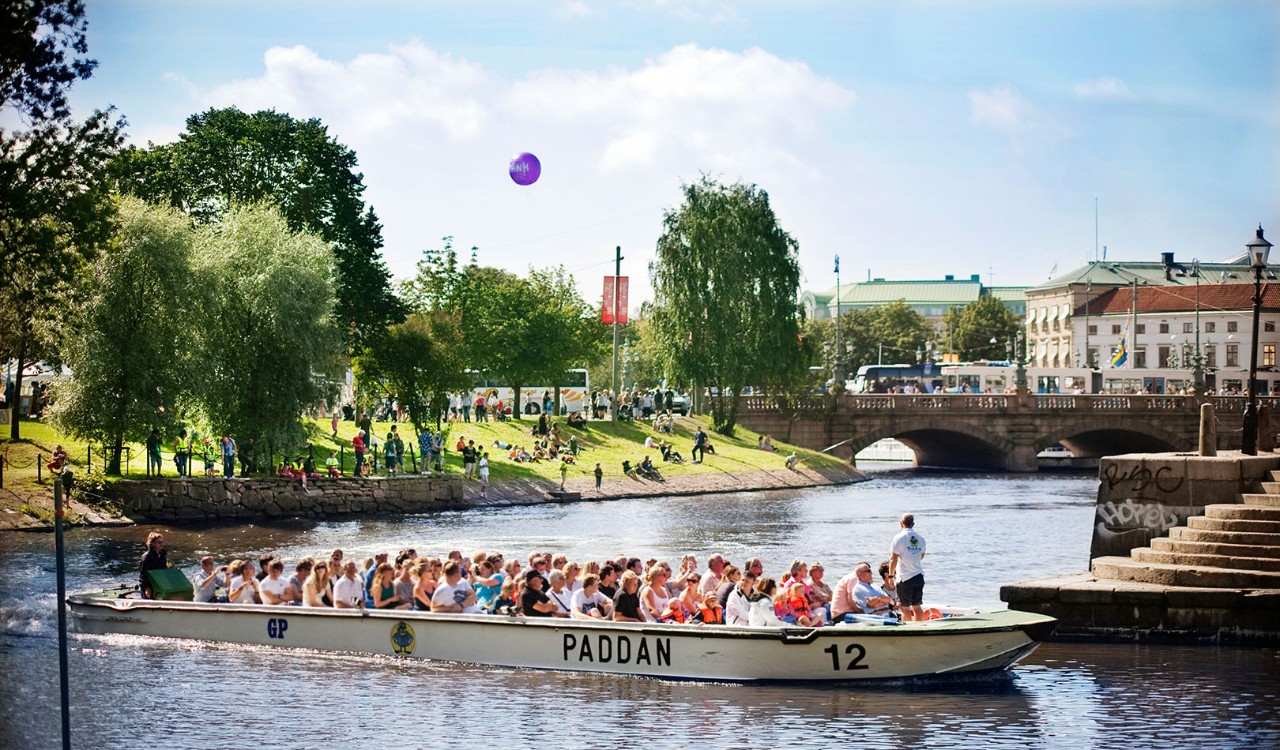 Folk på sightseeing I en kanalbåt i Gøteborg. People sightseeing on a canal boat in Gothenburg.