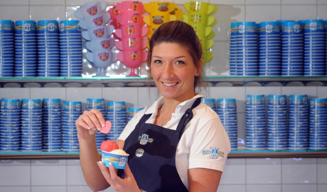 Ansatt ved Lejonet & Björnen I Göteborg viser frem en iskrem. Employee of the ice cream bar Lejonet & Björnen in Gothenburg.