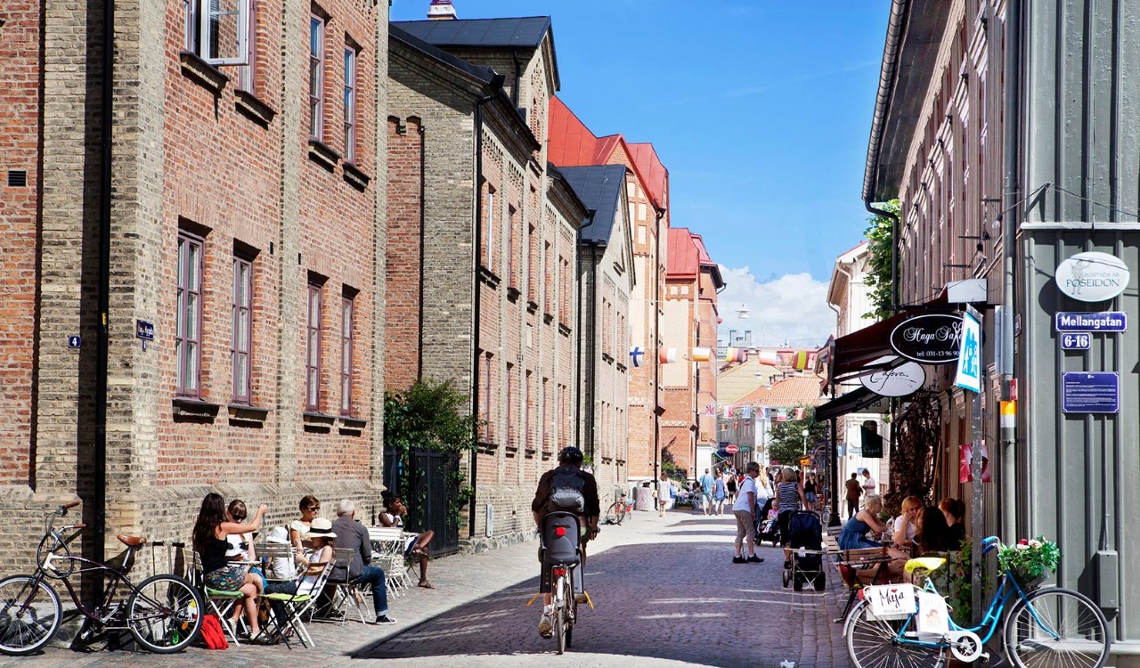 Hus, syklist og folkeliv I Haga-gaten I Göteborg. Buildings, biker and people in the Haga street of Gothenburg.