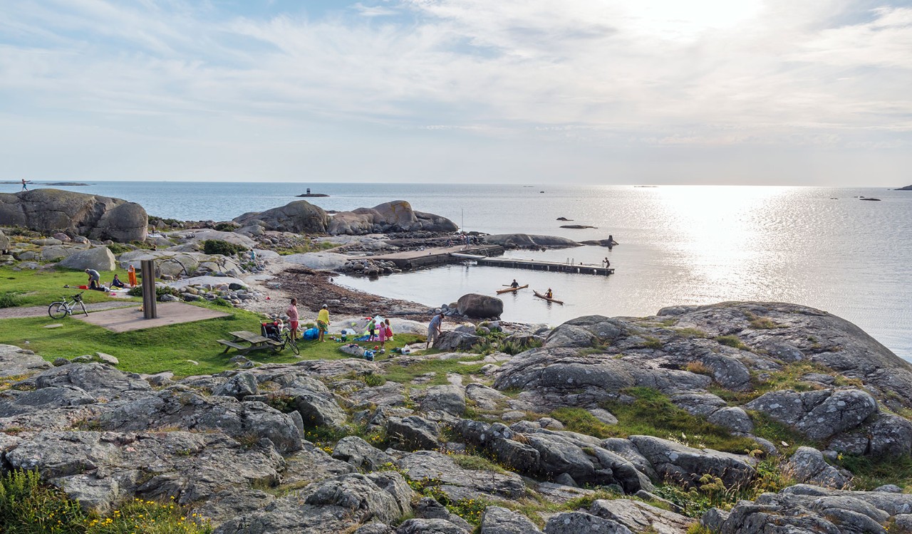 Folk ved Hönö øyene i skjærgården utenfor Göteborg. People at the Hönö archipelago outside Gothenburg.