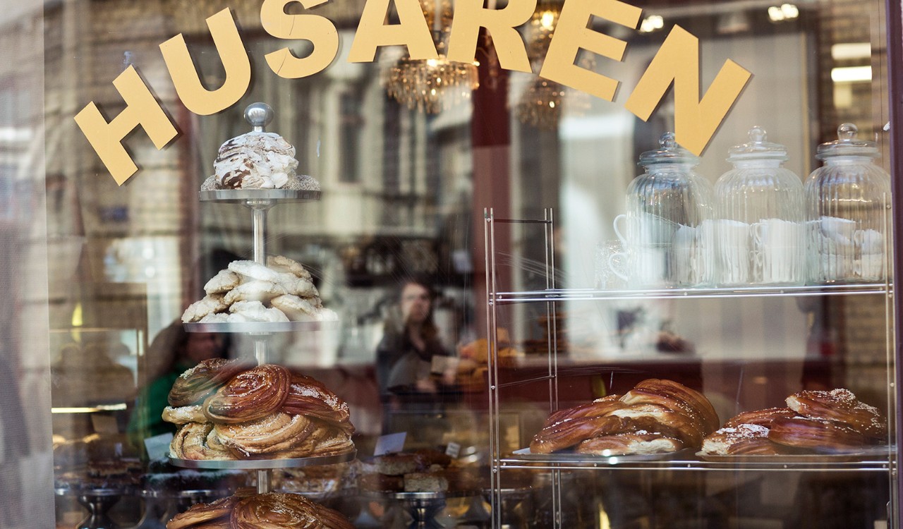 Kanelboller og kaker på utstilling hos Husaren Kafé I Göteborg. Café window display of pastries and cinnamon buns at he Husaren café in Gothenburg.