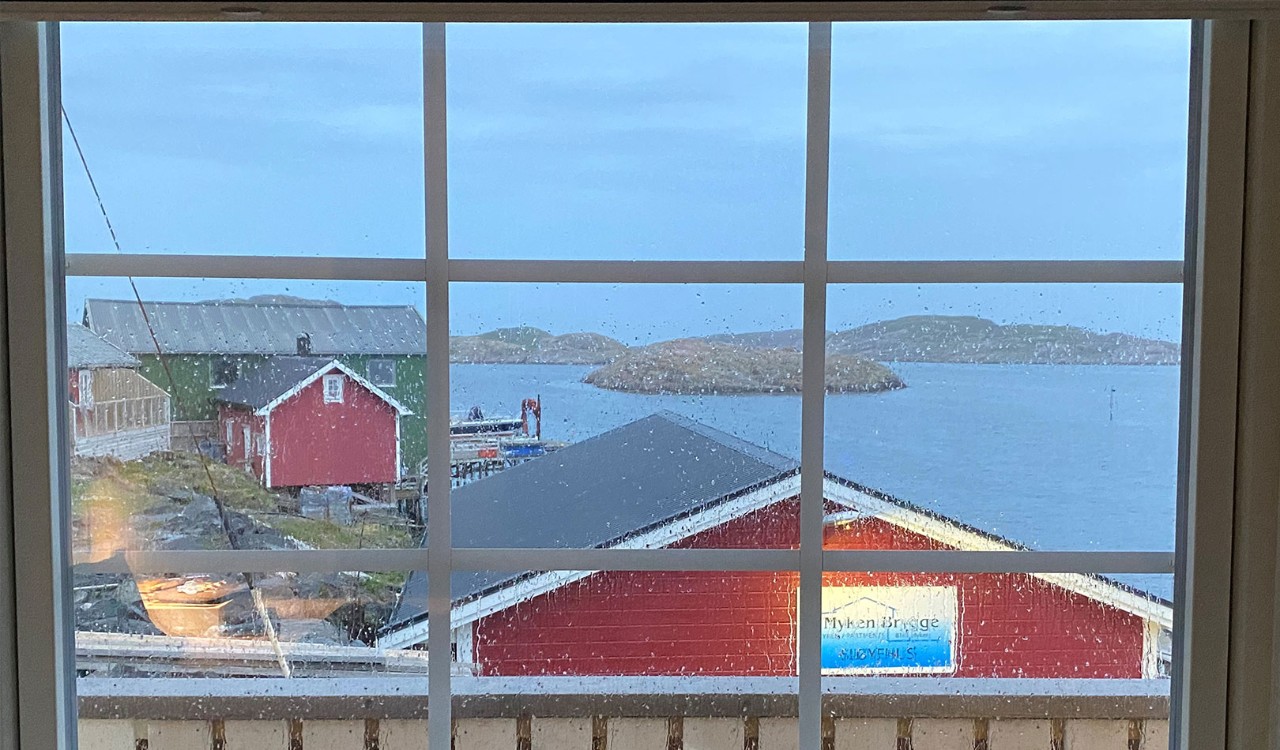 Utsikt gjennom vindu på Myken