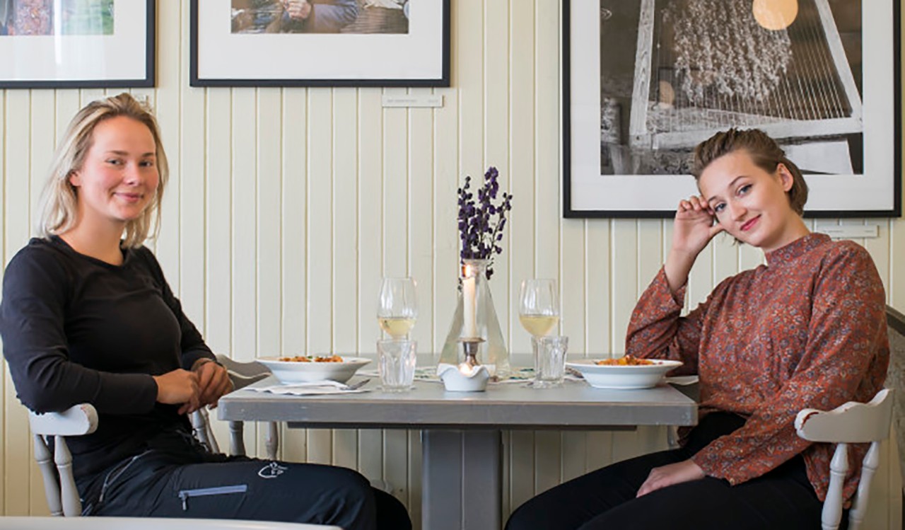 Jenter på kafe på Skogholmen