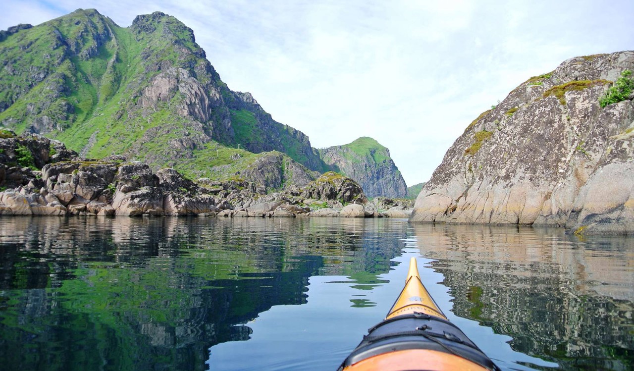 Kajakk ved Vestvågøy i Lofoten-regionen. Kayaking by the island of Vestvågøy in the Lofoten region.
