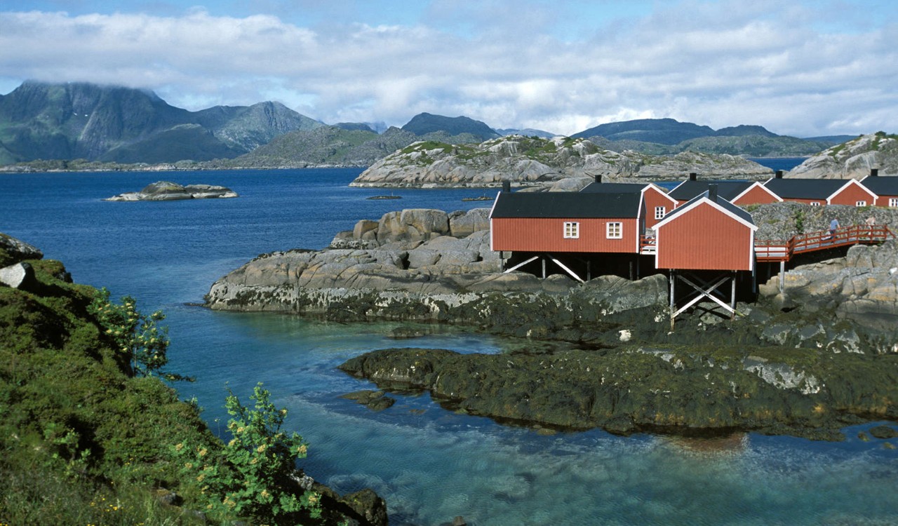 Restaurerte rorbuer er ferieboliger på Vestvågøy i Lofoten. Restored boat houses for rent in Vestvågøy, Lofoten.