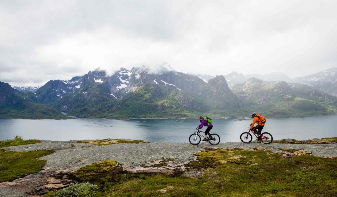 To syklister på svaberget Vestvågøy, Lofoten. Two bikers on the coast of Vestvågøy, Lofoten.