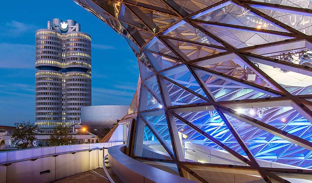 BMW Welt er et bilmuseum- og opplevelsessenter i München. BMW Welt is a car museum and visitor center in Munich.