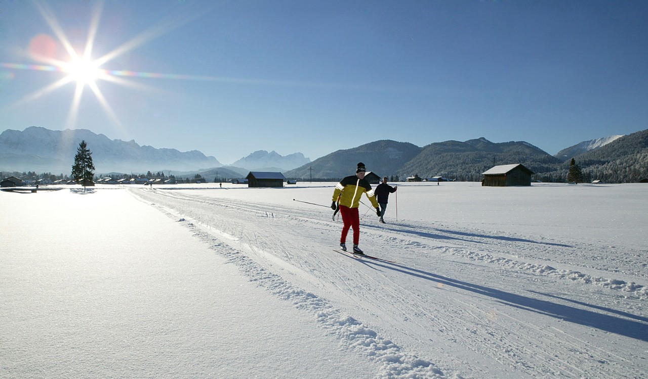 To på ski i de bayerske alper. Two people skiing in the Bayern Alps.