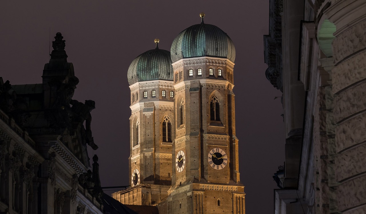 Frauenkirche to tårn på kveldstid i Munchen. The two towers of Frauenkirche in Munich at night.