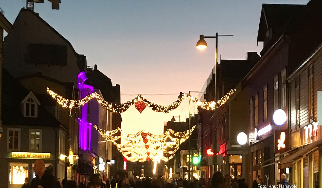 Julepynten lyser opp i Storgata.