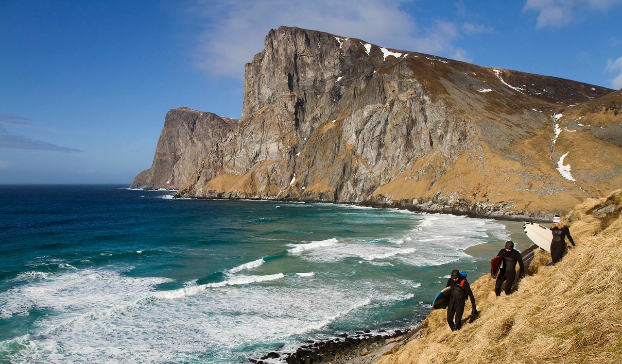 Fjell, strand og surfere. Mountains, beach, waves and surfers.