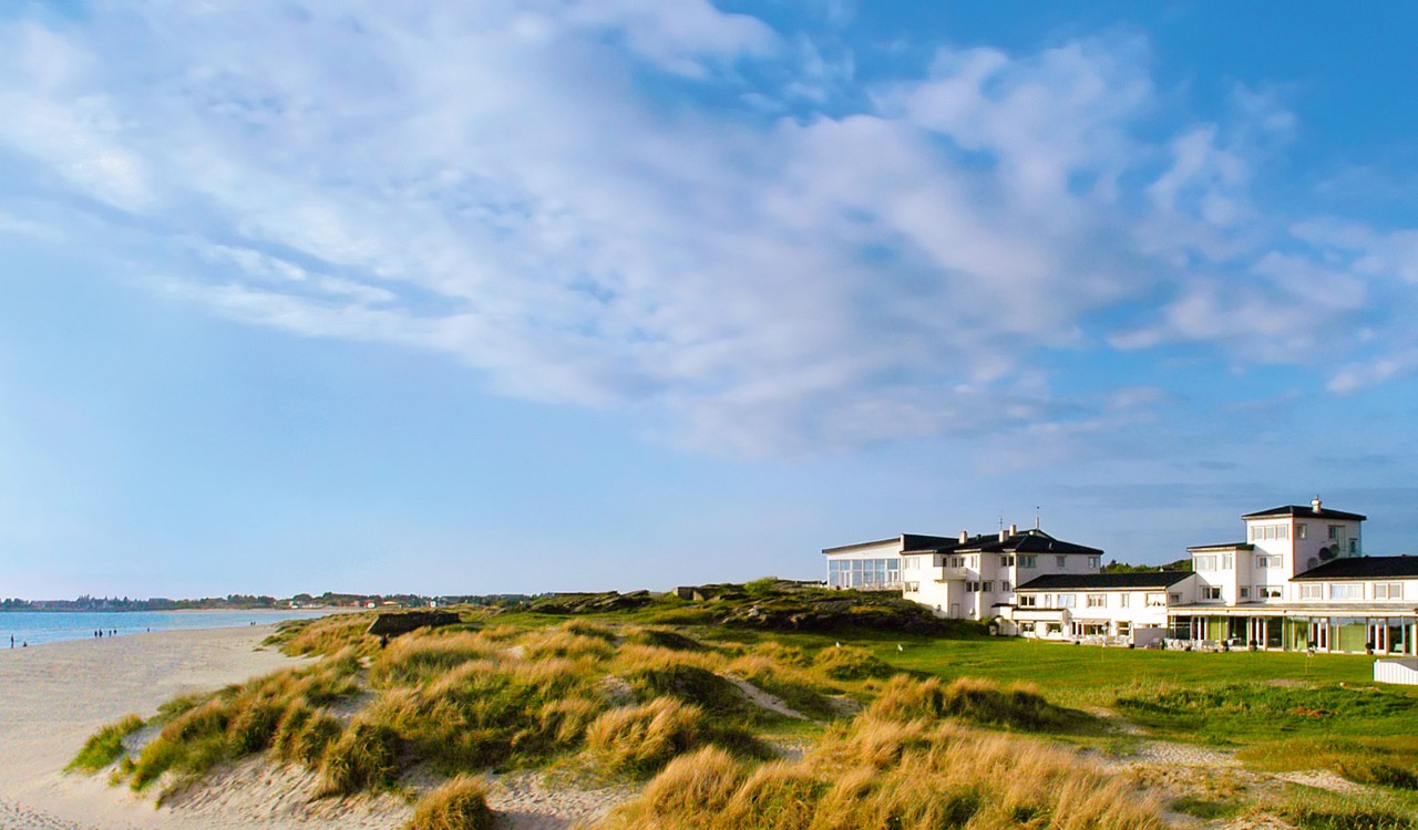 Hotell ved havet med sandstrand. Hotel by the sea with beautiful beach.                  