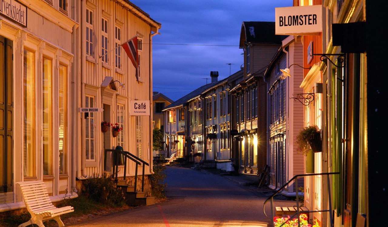Gate i Mosjøen. Street in Mosjøen.