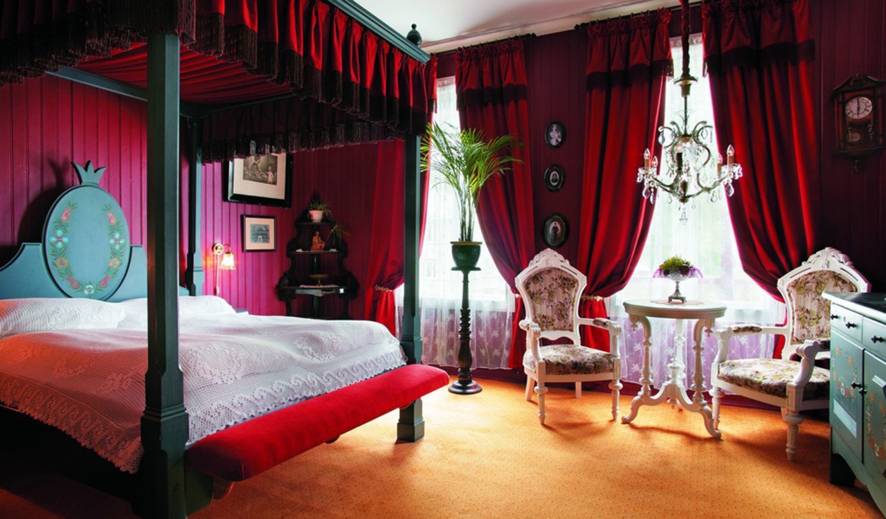 Elegant hotellrom på Union Hotel, Øye med rødt interiør. Elegant hotel room at UNion Hotel, Øye with red interior. 