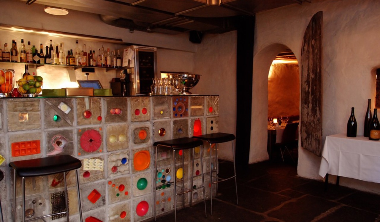 Fargerik bardisk på Augustin Hotel i Bergen. Colorful winebar in Augustin Hotel in Bergen.