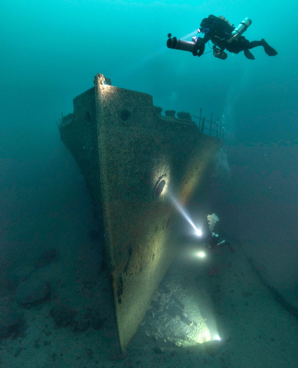 Dykking ved et skipsvrak. Under water wreck diving.