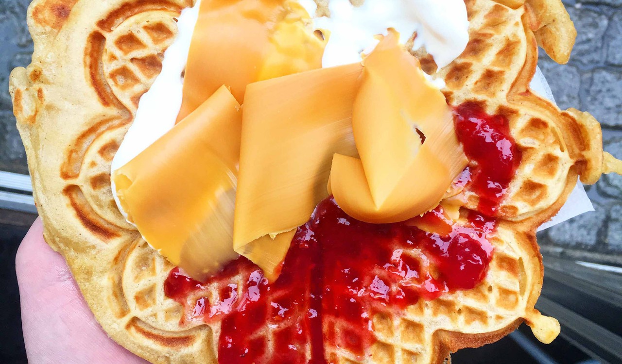 Vaffel med brunost, syltetøy og rømme