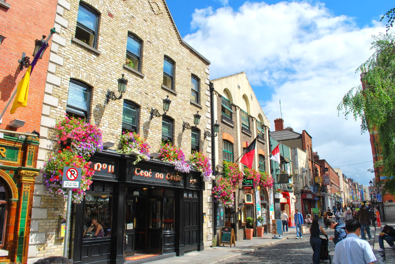 Dublin, Irland: utsikt av Temple Bar, det mest kjente stedet i Dublin, under en solfyllt dag med personer vandrene i Dublin.