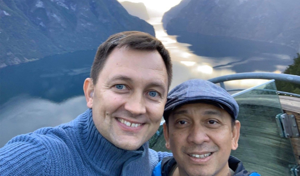 Selfie med fjord i bakgrunnen