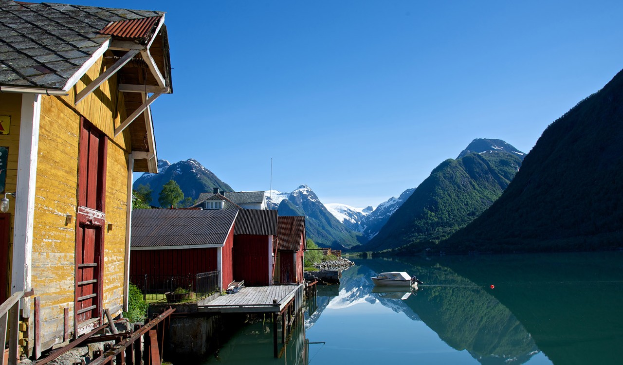 Naust, fjell og speilblank fjord i Fjærland, Sogn. Houses, mountains and fjord in Fjærland, Sogn. 