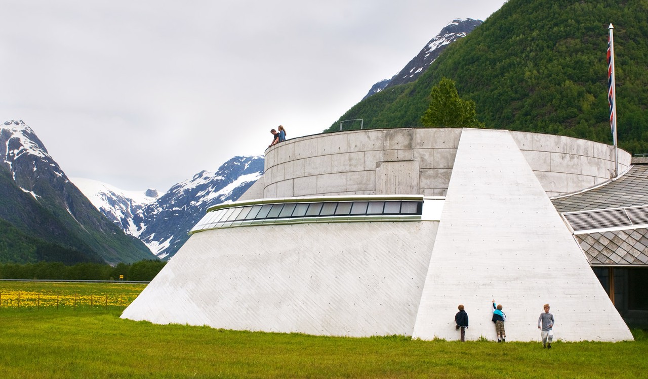 Norsk Bremuseum i Fjærland sett utenfra. Norwegian Glacier Museum in Fjærland. 