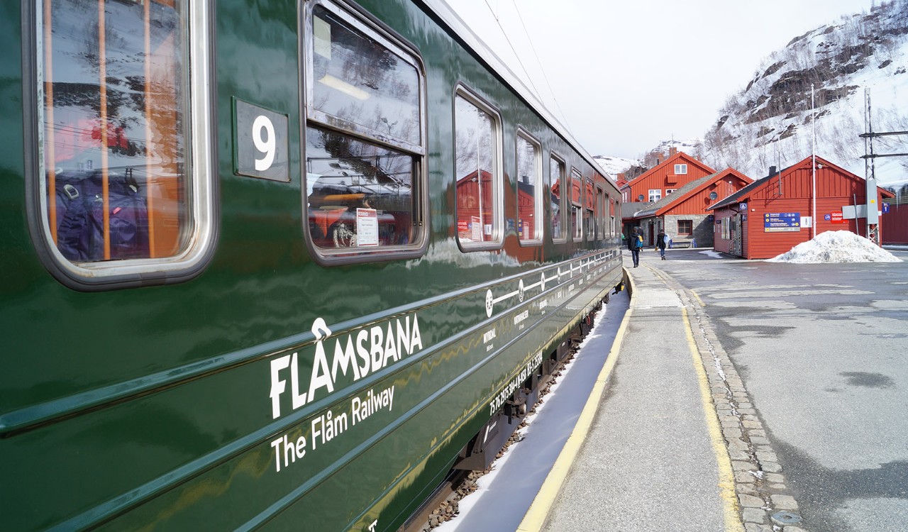 Flåmsbana står på stasjonen. The train Flåmsbana at the station. 
