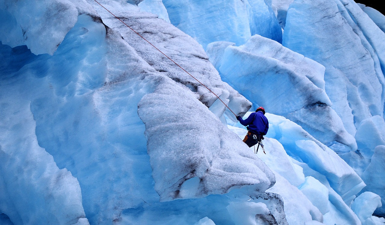 Person klatrer på Jostedalsbreen. Person climbing on the glacier Jostedalsbreen,.