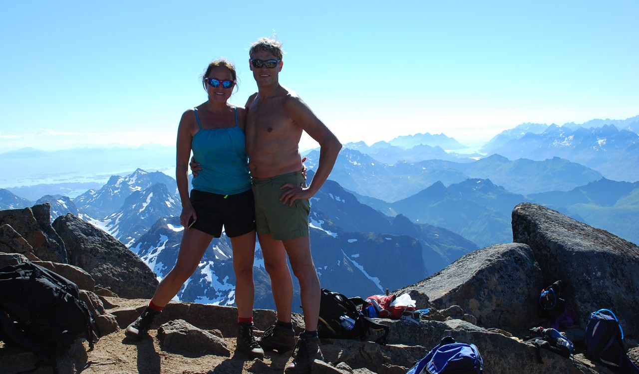 Par på Møysalen i Vesterålen. Couple on the top of the mountain Møysalen in Vesterålen.
