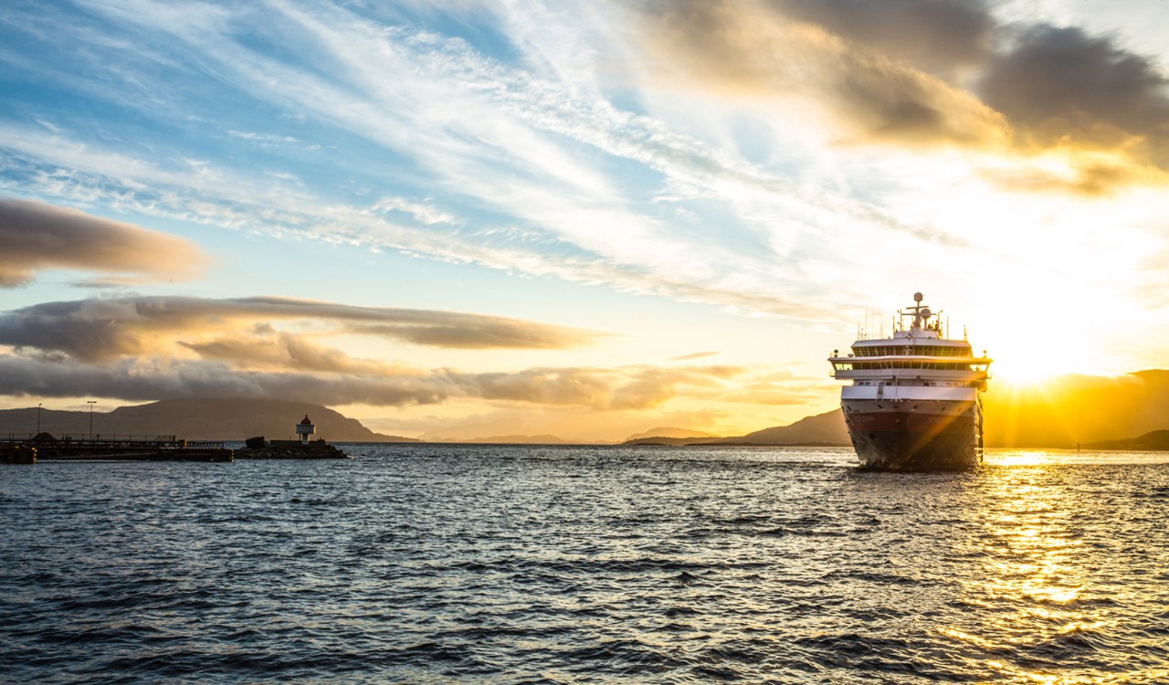Hurtigruten i solnedgang. Hurtigruten in the sunset