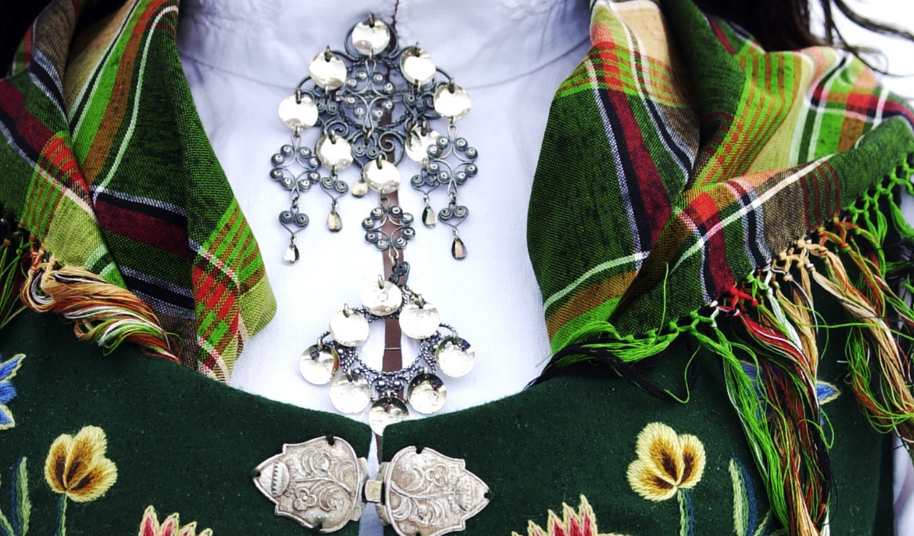 Bunadssølv på grønn Nordlandsbunad. Silver on a traditional north Norwegian costume.