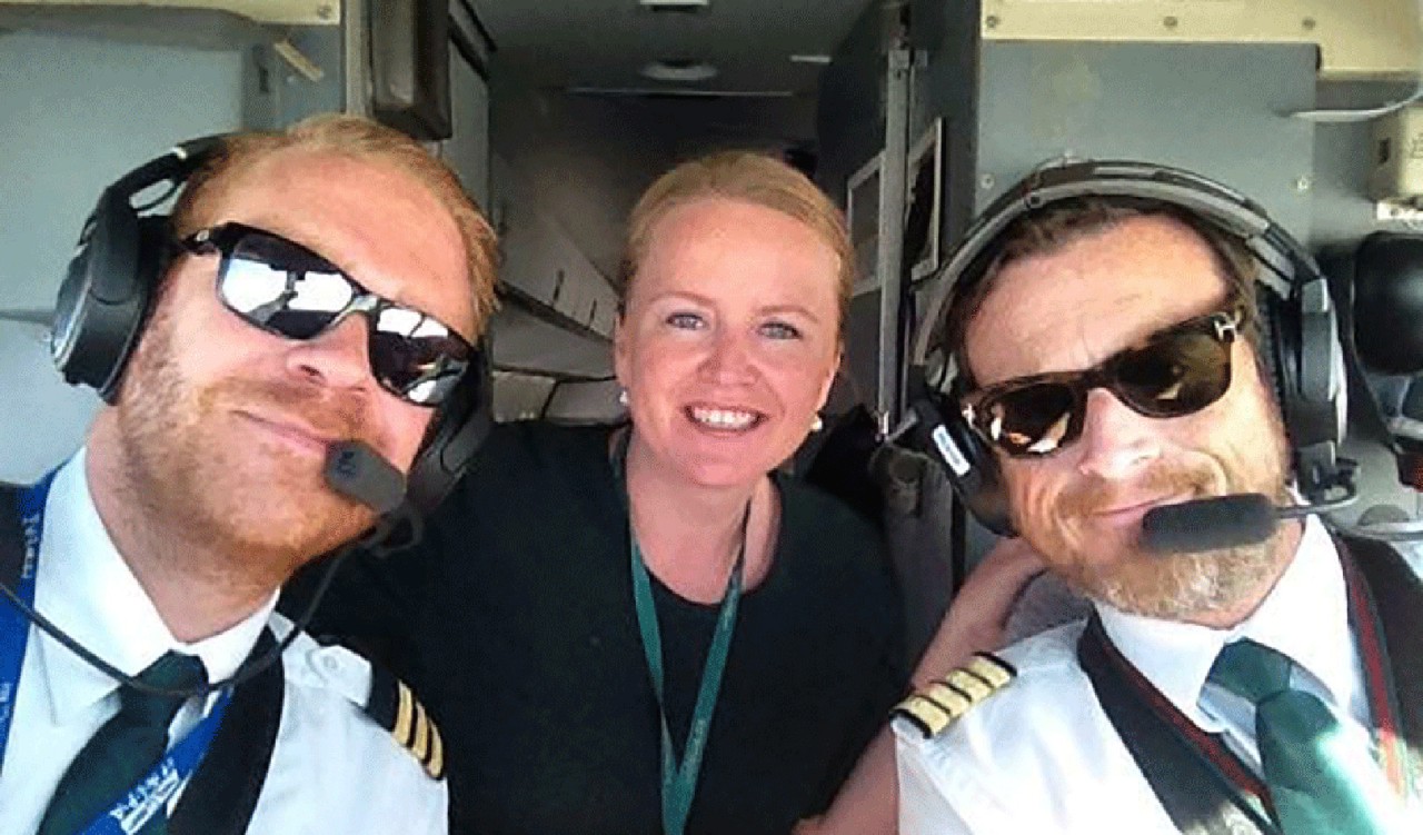 Bjørg Hansen i cockpit på et Widerøefly. Widerøe Bjørg Hansen in the cockpit of a Widerøe air craft.