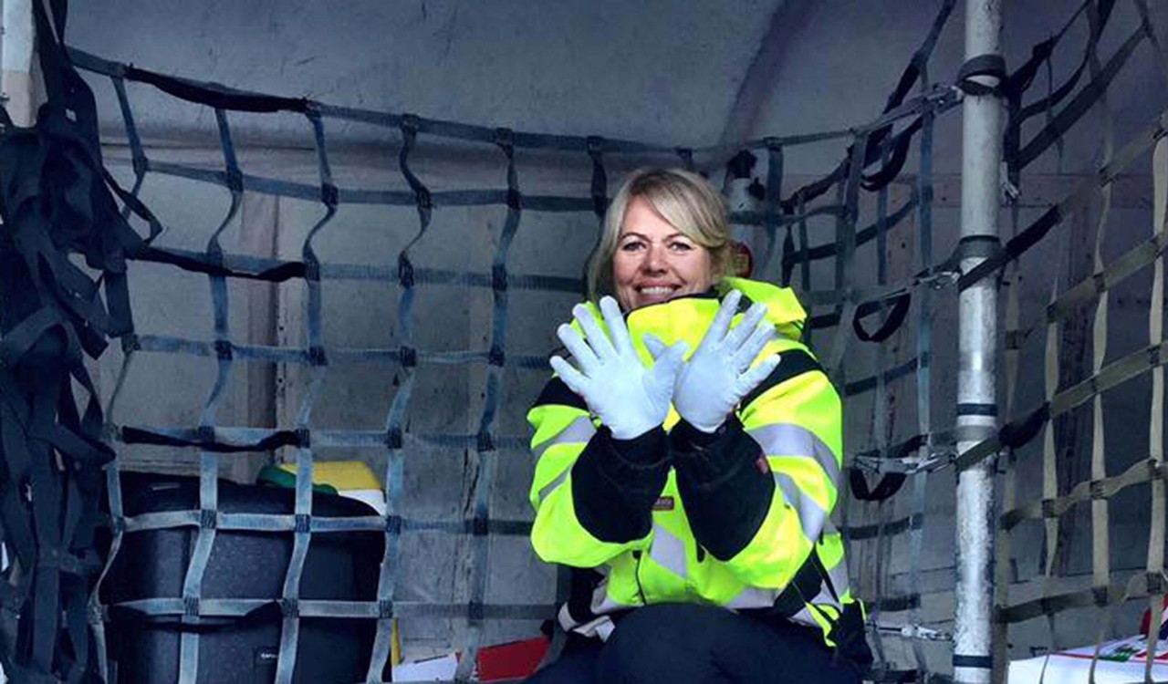 Widerøe ansatt Ann Kristin Vollstad i Widerøe Ground Handling, Sandane. Widerøe employee Ann Kristin Vollstad in Widerøe Ground Handling, Sandane.