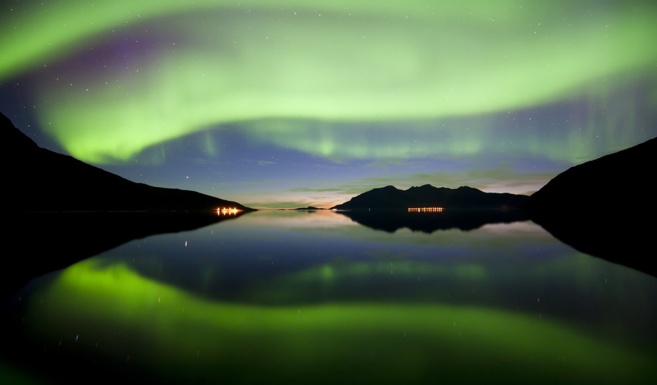 Nordlys over Grøtfjord på Kvaløya utenfor Tromsø. Northern light over Kvaløya outside Tromsø.