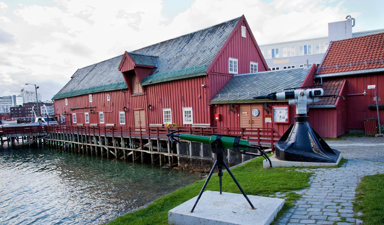 Polarmuseet ved havna. The Polar Museum by the harbour.