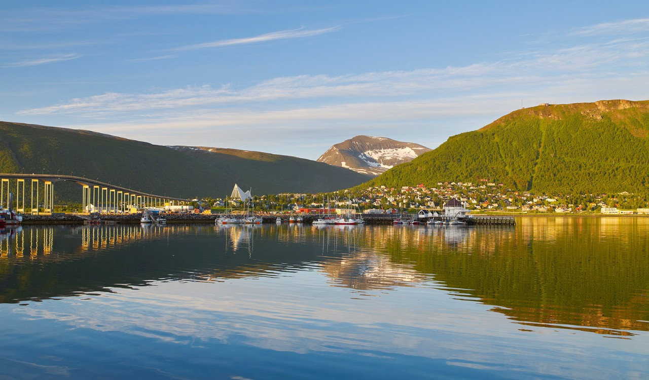 Utsikt fra Tromsø med bro, fjell og ishavskatedralen en sommerdag. View from Tromsø of the surroundings including the bridge and the arctic cathedral of Tromsø.