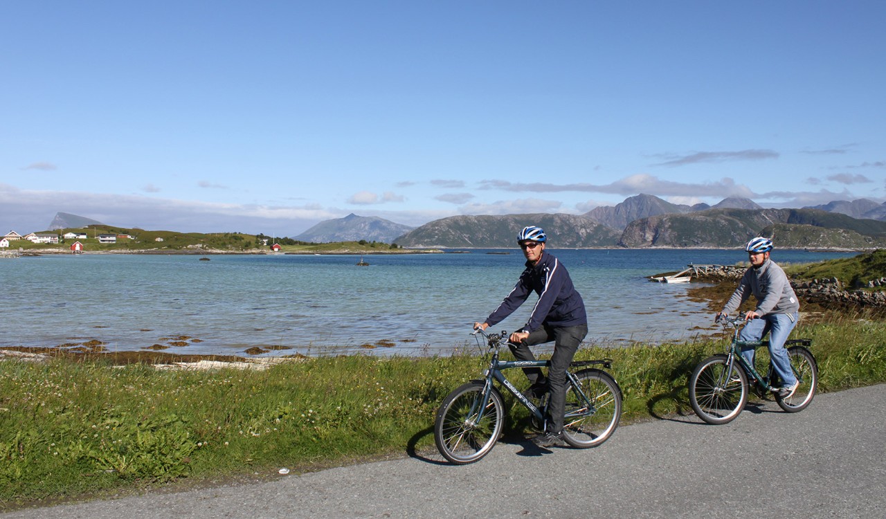 Syklister på Sommarøy utenfor Tromsø. Bikers on the island of Sommarøy in the Tromsø area.