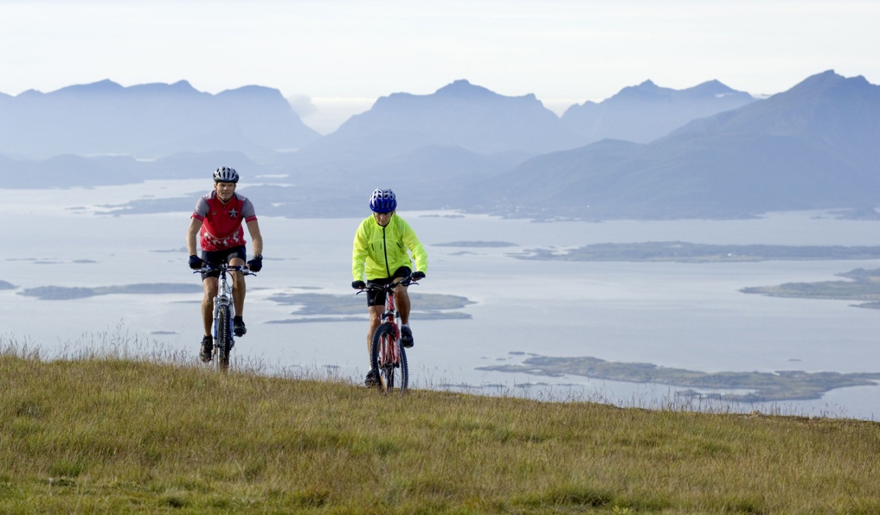 To syklister i terrenget I Hadsel, Vesterålen. Two bikers on a mountain I Hadsel, Vesterålen.