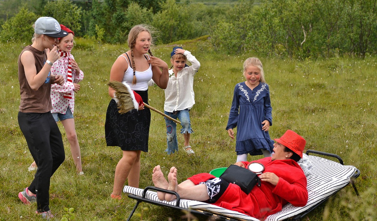 Barn og voksne deltar på Æventyrstien under de årlige Reginedagan I Bø I Vesterålen. Children acting in an outdoor play during the festival Reginedagan in Bø, Vesterålen.