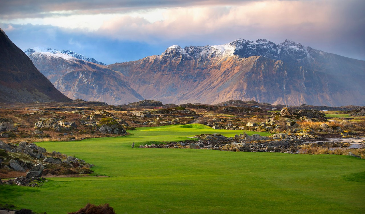 Golfbane i i Lofoten med fjell i bakgrunnen. Golf course in Lofoten with mountains behind. 