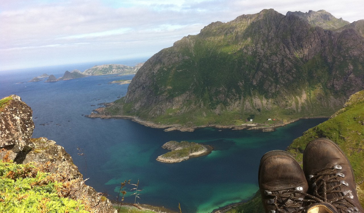 Fjellformasjonen Dørholla i Bø i Vesterålen. The mountain formation Dørholla in Bø, Vesterålen.