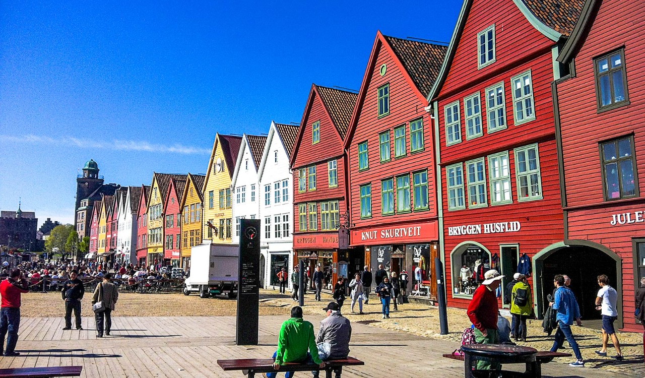 Folk på bryggen I Bergen. People by the docks of Bergen.