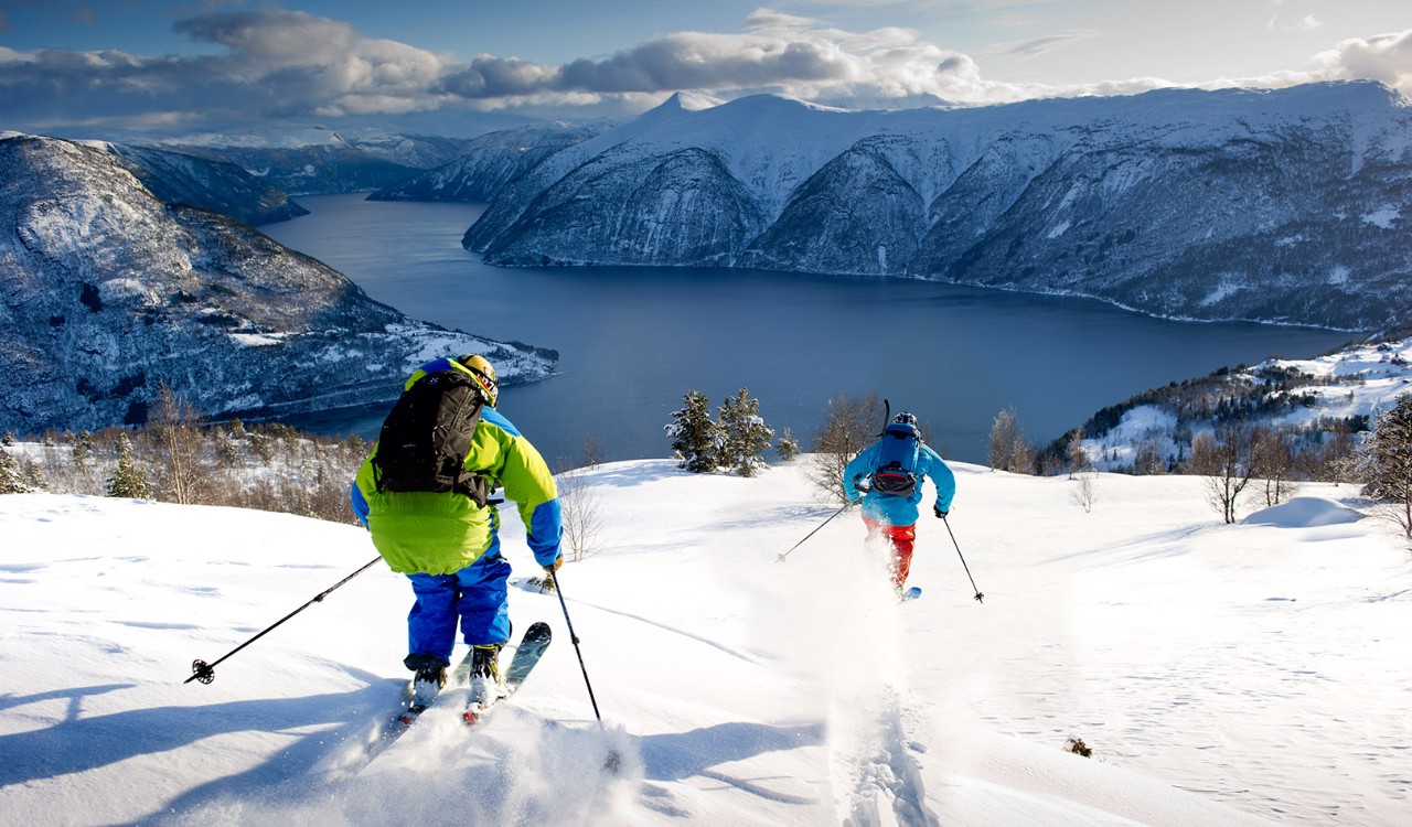 To skiløpere på vei nedover fjellsiden i Luster, Sogn. Skiers downhill in Luster, Sogn. 