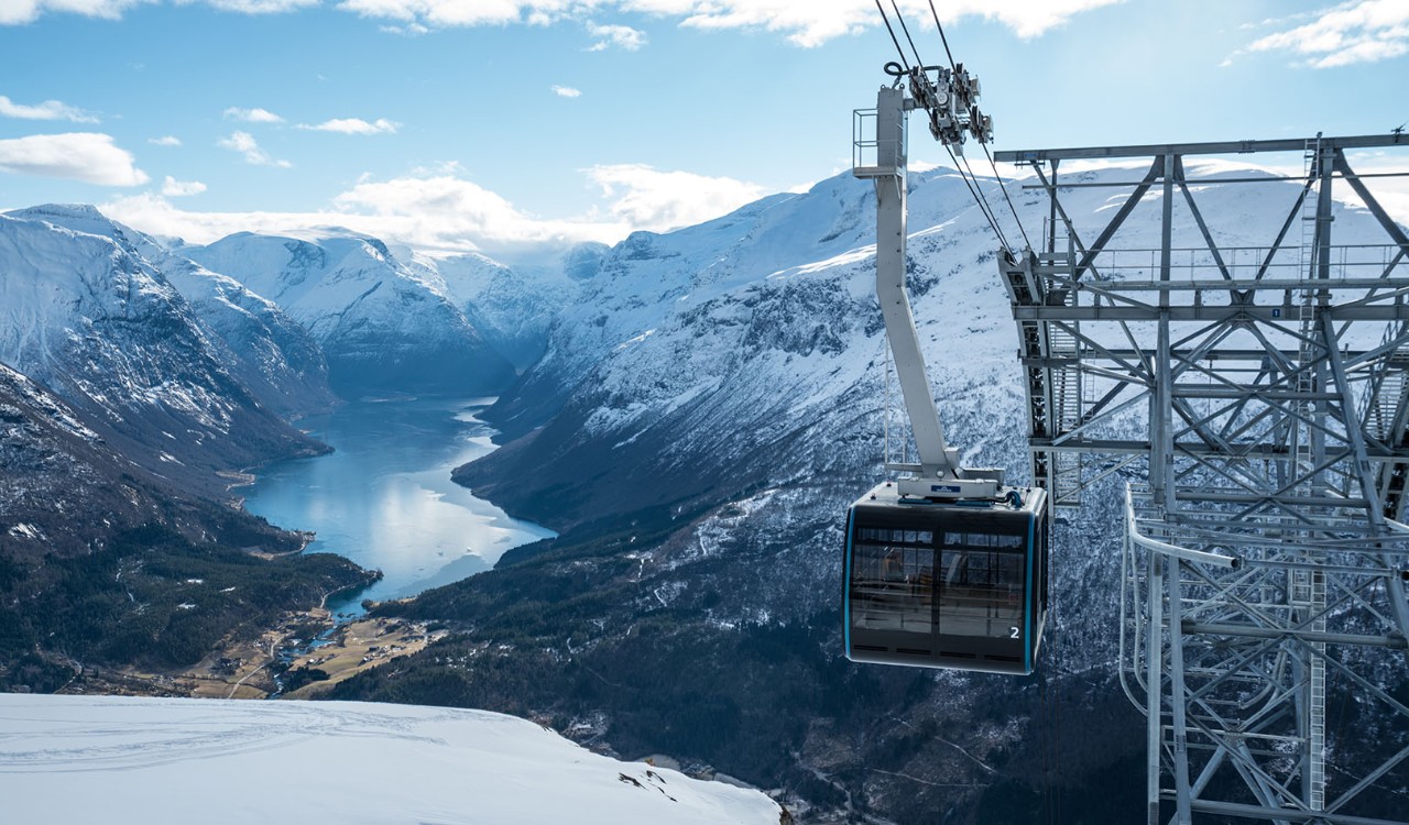 Loen skylift med utsikt over fjell og fjord. Loen skylift with view over mountains and fjords.